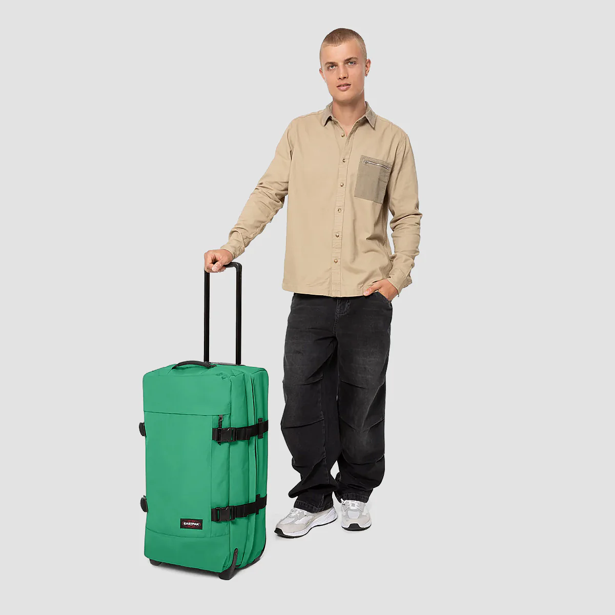 Eastpak Tranverz M 78L Wheeled Suitcase Gem Green - Image 2